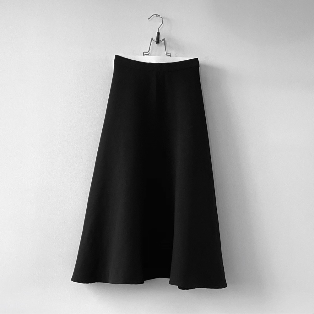 Black flows skirt